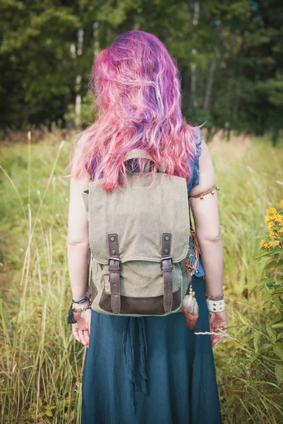 リネンのバックパックのバッグを持つ女性。モックアップ テンプレート — ストック写真