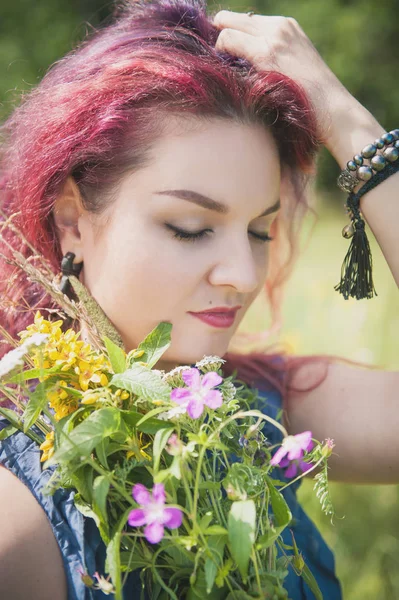 Mulher bonita com buquê de flores silvestres de verão — Fotografia de Stock