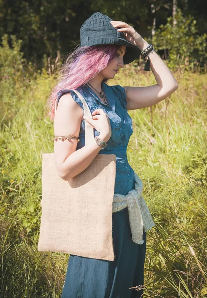 Mulher bonita segurando saco de linho no campo de verão. Modelo simulado — Fotografia de Stock