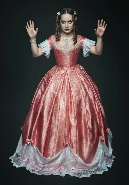 Karanlık kraliçesi. Siyah arka plan üzerine Ortaçağ elbiseli kadın