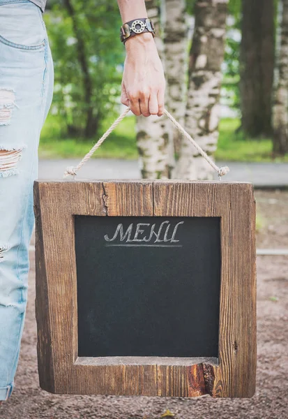 Vrouw met lege bord met houten frame. Sjabloon Mock — Stockfoto