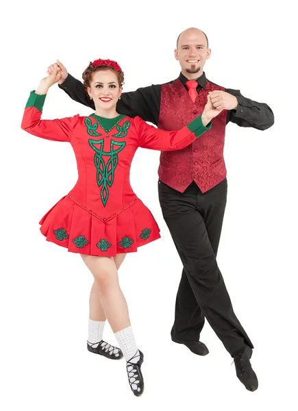 Hermosa pareja de bailarines irlandeses aislados — Foto de Stock