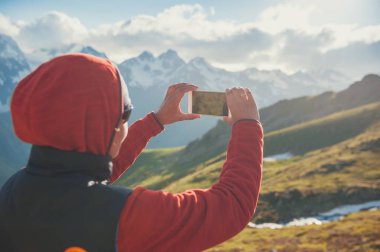 Kadın uzun yürüyüşe çıkan kimse alarak fotoğraf dağ tepesinde 