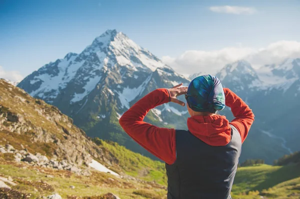 Dağ tepesinde turist kadın uzun yürüyüşe çıkan kimse — Stok fotoğraf