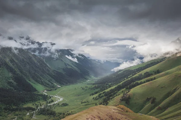 Красивый пейзаж с луговой долиной и облаками — Бесплатное стоковое фото