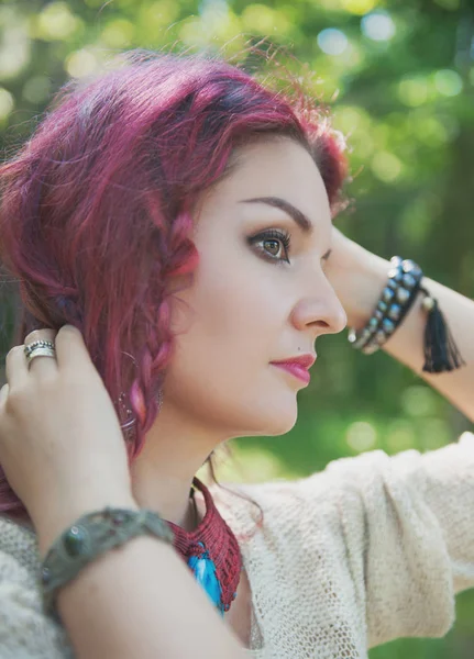 Kızıl saçlı güzel kadın portresi 