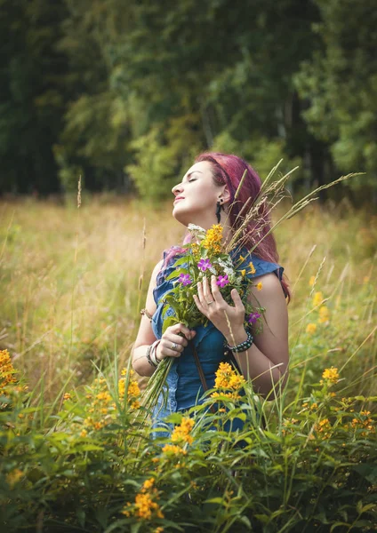 Schöne Frau genießt den Sommer auf der Wiese — Stockfoto