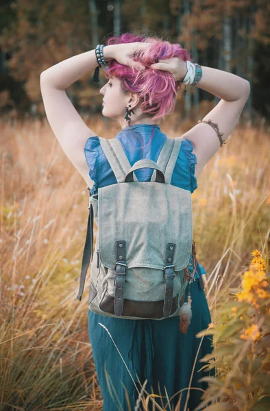 Femme avec sac à dos en lin. Modèle de maquette — Photo