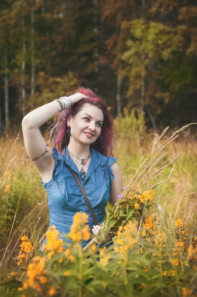 Hermosa mujer disfrutar del verano en el prado — Foto de Stock