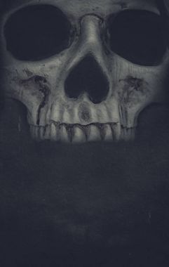 İnsan kafatası koyu arka plan üzerinde. Cadılar Bayramı grunge afiş