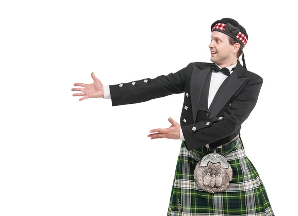 Bonito homem em traje escocês tradicional apontando em somethi — Fotografia de Stock