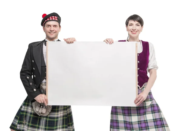 Пара танцоров шотландского танца с пустым баннером — стоковое фото