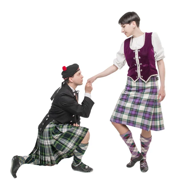 Homem em traditioanl escocês traje beijando mão mulher — Fotografia de Stock