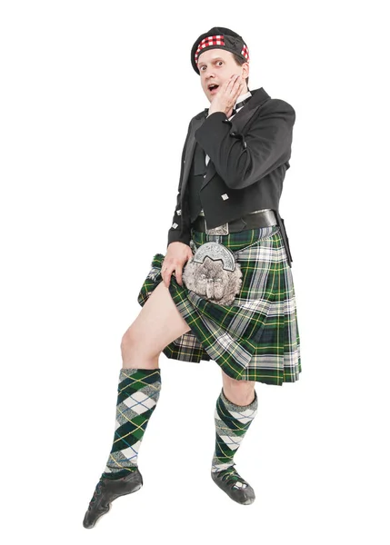 Skotsk man i traditionell folkdräkt visar ben — Stockfoto