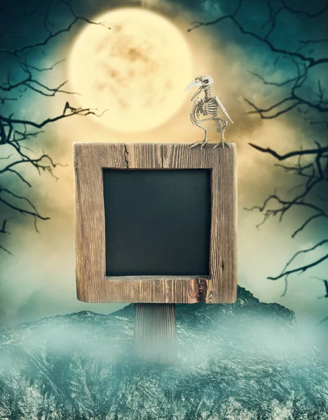 Drewniany znak w Mroczne Krajobraz z upiorny księżyca. Halloween design — Zdjęcie stockowe