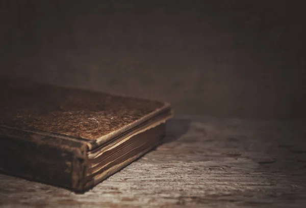 Vintage old book on the old wood — Stock Photo, Image