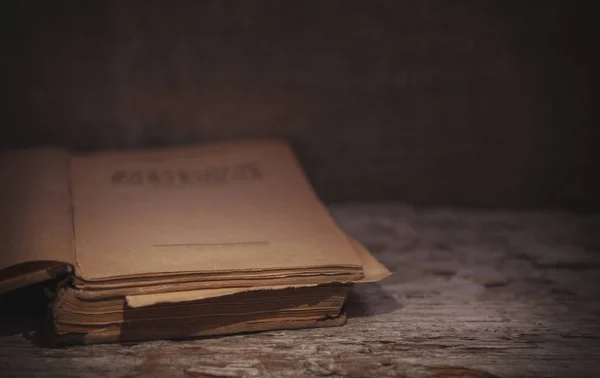 Vintage livro velho sobre a madeira velha — Fotografia de Stock