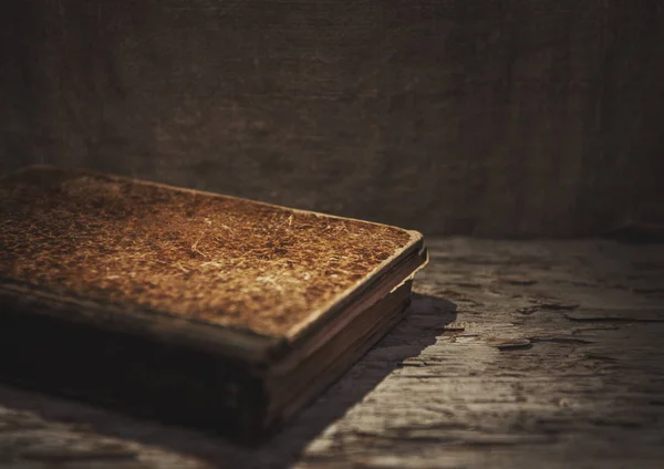 Vintage oud boek op het oude hout — Stockfoto