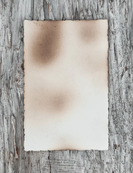 Vintage achtergrond met oud papier op hout — Stockfoto