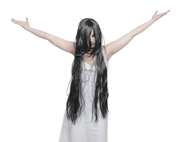 Мистическая женщина-призрак в белой длинной рубашке стоит с поднятыми руками — стоковое фото