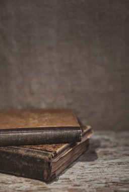 Eski ahşap üzerine eski kitaplar Vintage