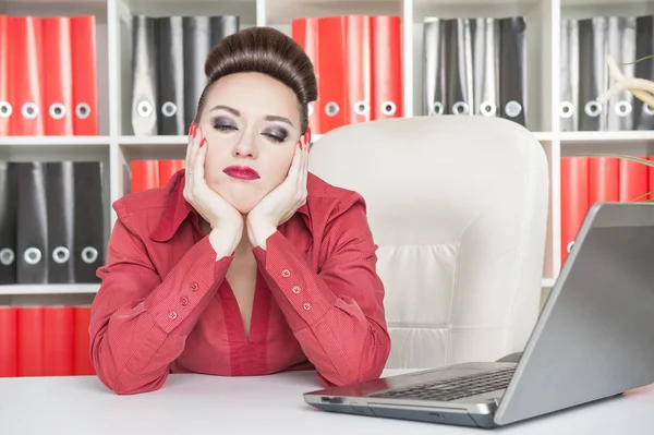 Tråkig affärskvinna som arbetar på kontor退屈なビジネス女性事務所に勤務 — ストック写真