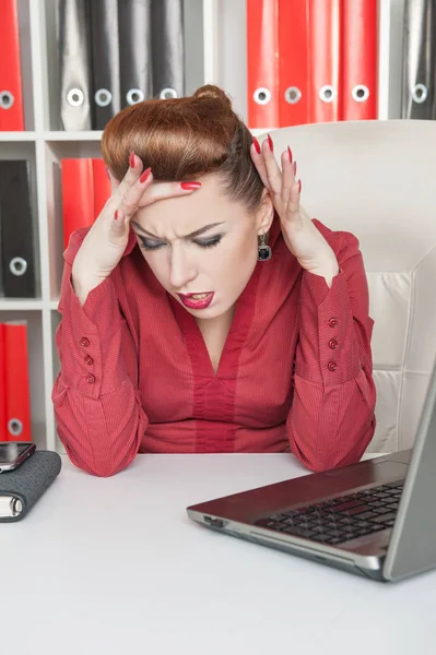 Femme d'affaires avec maux de tête au bureau — Photo