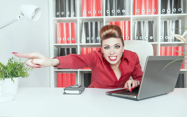 Jefe mujer de negocios enojado señalando. Concepto de despido —  Fotos de Stock