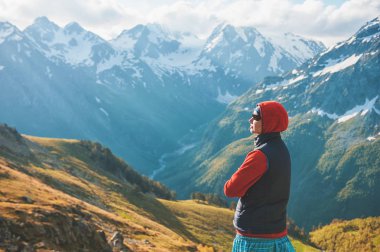 Dağ açık üst turist kadın uzun yürüyüşe çıkan kimse