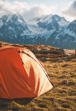 Turist çadır kampında dağ manzarası arasında 
