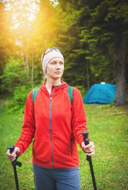 Kadın hiker ormandaki sopa ile. Turizm kavramı