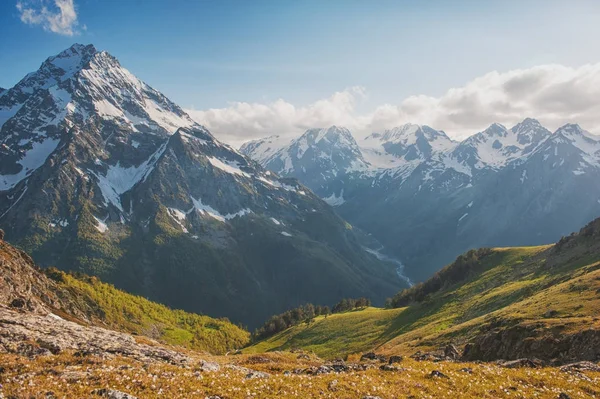 Hermoso paisaje de montaña y cielo azul — Foto de stock gratis