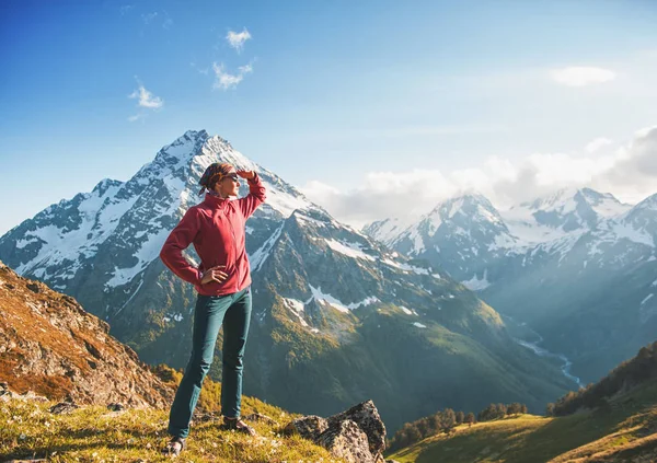 Mujer excursionista de pie en la cima de la montaña — Foto de Stock