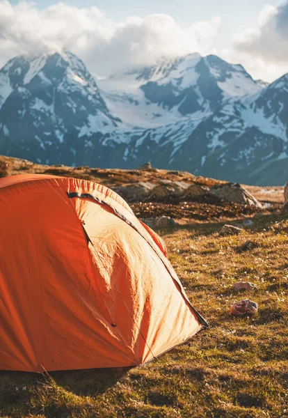 Tienda turística en el campamento entre el paisaje de montaña — Foto de stock gratis