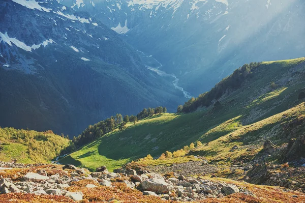 Красивый горный пейзаж и голубое небо — Бесплатное стоковое фото