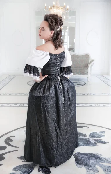 Hermosa mujer medieval en vestido blanco y negro — Foto de Stock