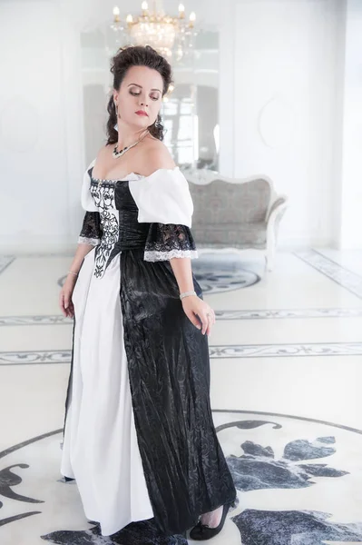 Mooie jonge vrouw in lang middeleeuwse jurk — Stockfoto