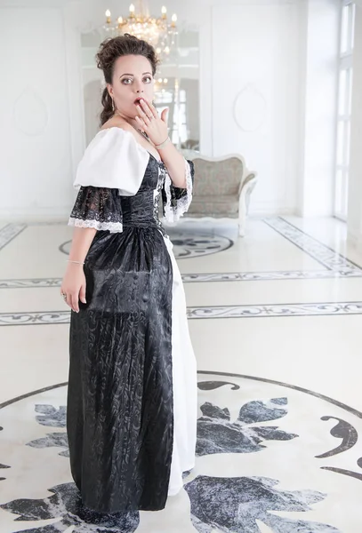 Vacker medeltida kvinna i klänning förvånad — Stockfoto