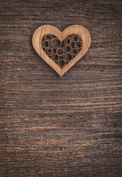 Corazón decorativo de madera en la madera vieja —  Fotos de Stock