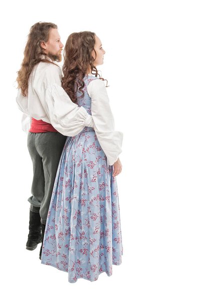 Красивая пара женщина и мужчина в средневековой одежде. Поверните позу
