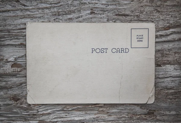 旧的木头上的老式明信片 — 图库照片