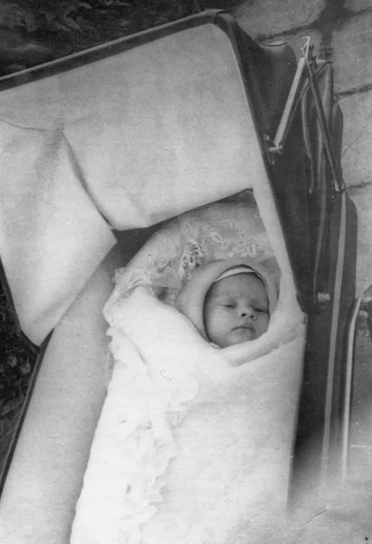 Arabayı, küçük bebek kız Vintage Fotoğraf — Stok fotoğraf