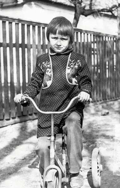 Foto vintage de menina na bicicleta velha — Fotografia de Stock