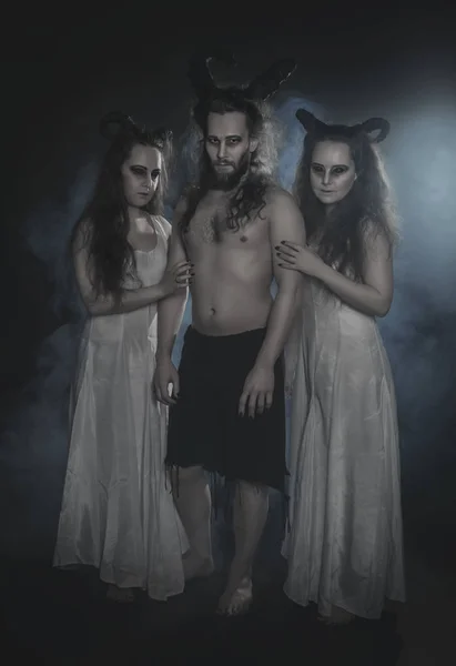 Dwa strasznych duchów i demonów z rogami na ciemny — Zdjęcie stockowe