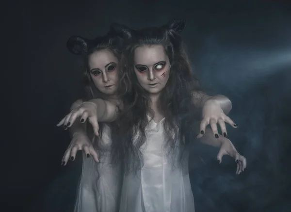 Dos fantasmas terribles con cuernos en la oscuridad — Foto de Stock
