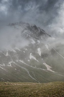 Güzel kasvetli sisli, yatay, çayır Vadisi ve bulutlar