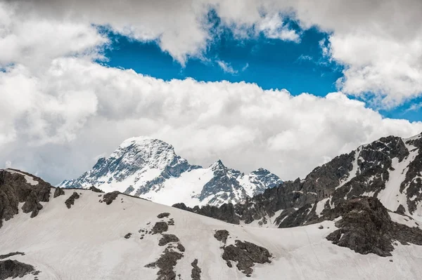 Красивий гірський пейзаж зі снігом і блакитним небом — стокове фото