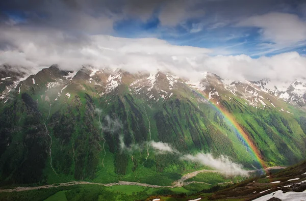 Beau paysage de montagne avec arc-en-ciel — Photo gratuite