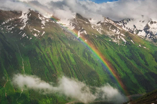 Hermoso paisaje de montaña con arco iris y nubes — Foto de stock gratis