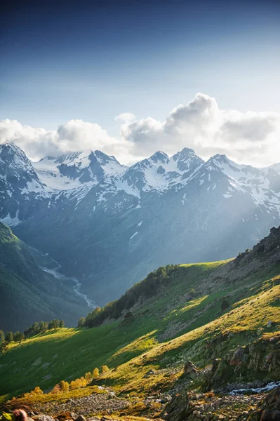 Bellissimo paesaggio montano e cielo blu — Foto stock gratuita